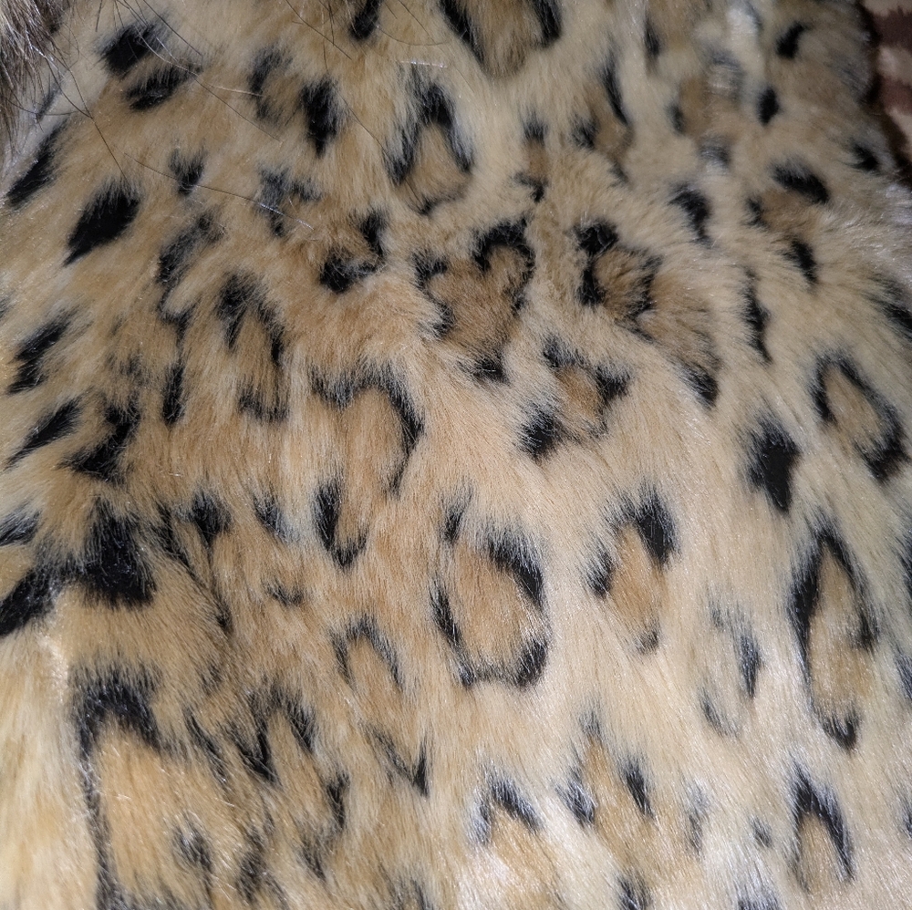 Faux Fur Leopard print Jacket. 3/4 length sleeves. INC International Concepts. - Picture 4 of 5